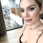 Bergüzar Korel Instagram - Hello backstage🤍🖤 @cigdemyartasi 😘