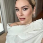 Bergüzar Korel Instagram - Hello backstage🤍🖤 @cigdemyartasi 😘