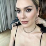 Bergüzar Korel Instagram - Hello backstage🤍🖤 @cigdemyartasi 😘