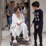 Bergüzar Korel Instagram - 3 dakika içinde dünyaya gelip,geldiğin andan itibaren hepimizi hep güldürdün benim sarı kafam. Öyle ki doğduğuna inanmadı o gün seni bekleyenler. Doğumhaneye gözyaşlarıyla uğurlayanlar bir kahve içmek için asansöre gittiklerinde “Doğduuu” sesiyle geri dönerken hepsinin gözünden bu sefer gülmekten akıyordu yaşlar. Neler yaşadık birlikte,ve sen tüm o zor zamanlara rağmen bir neşe küpü olarak kolaylıkla geldin dünyaya ve öyle de büyüyorsun benim birtanem. Sevdiklerimizi gördüğümüz son gün Dünya Kadınlar Günü’nde neşenle,umudunla gelip tüm o yalnız ve kapalı günleri yaşanır kıldın annem. Hayat boyu sağlıkla, enerjin,hiç bitmeyen sohbetin,her daim varolan o neşen,mutluluğun hep hep hep devam etsin can parçam. Seni doğurduğum gün çekilen fotoğraflara baktığımda olan o komik halim,şaşkınlığım,heyecanım hala o günkü gibi,çünkü seninle olmak hep bu demek annecim. Neşe ve sürprizlerle dolu binbir an.. Seni çok seviyoruz güzel bebeğim. Allah sağlıklı,hep böyle neşeli,huzurlu bir ömür nasip etsin hep birlikte. Sen 8 Mart’ta seni bekleyen tüm o kadınlara muhteşem bir hediyeydin canımın içi. İyi ki doğmuşsun neşe balığım.