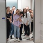 Bergüzar Korel Instagram - 3 dakika içinde dünyaya gelip,geldiğin andan itibaren hepimizi hep güldürdün benim sarı kafam. Öyle ki doğduğuna inanmadı o gün seni bekleyenler. Doğumhaneye gözyaşlarıyla uğurlayanlar bir kahve içmek için asansöre gittiklerinde “Doğduuu” sesiyle geri dönerken hepsinin gözünden bu sefer gülmekten akıyordu yaşlar. Neler yaşadık birlikte,ve sen tüm o zor zamanlara rağmen bir neşe küpü olarak kolaylıkla geldin dünyaya ve öyle de büyüyorsun benim birtanem. Sevdiklerimizi gördüğümüz son gün Dünya Kadınlar Günü’nde neşenle,umudunla gelip tüm o yalnız ve kapalı günleri yaşanır kıldın annem. Hayat boyu sağlıkla, enerjin,hiç bitmeyen sohbetin,her daim varolan o neşen,mutluluğun hep hep hep devam etsin can parçam. Seni doğurduğum gün çekilen fotoğraflara baktığımda olan o komik halim,şaşkınlığım,heyecanım hala o günkü gibi,çünkü seninle olmak hep bu demek annecim. Neşe ve sürprizlerle dolu binbir an.. Seni çok seviyoruz güzel bebeğim. Allah sağlıklı,hep böyle neşeli,huzurlu bir ömür nasip etsin hep birlikte. Sen 8 Mart’ta seni bekleyen tüm o kadınlara muhteşem bir hediyeydin canımın içi. İyi ki doğmuşsun neşe balığım.