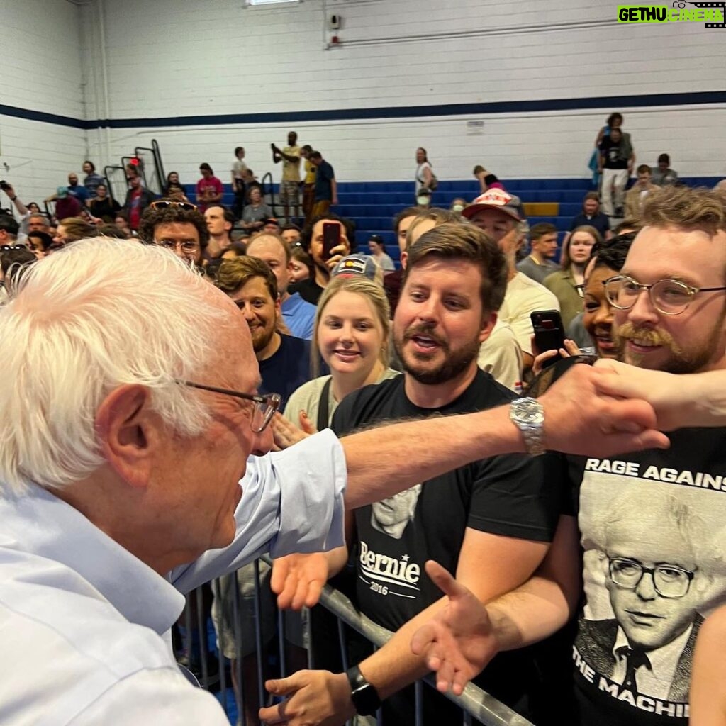 Bernie Sanders Instagram - THANK YOU, NASHVILLE! Let’s go forward together and end the injustice of starvation wages across this country.
