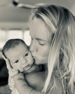 Bethany Hamilton Instagram - Black n white or color? 🖤🧡👉🏽
A few words and feeling I have about her🌸💖👼🏽✨ Full of love, obsessed, grateful, surprised, fun, has me dreamin, and just looking forward to life with our sweet Alaya!