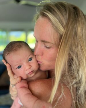 Bethany Hamilton Instagram - Black n white or color? 🖤🧡👉🏽
A few words and feeling I have about her🌸💖👼🏽✨ Full of love, obsessed, grateful, surprised, fun, has me dreamin, and just looking forward to life with our sweet Alaya!