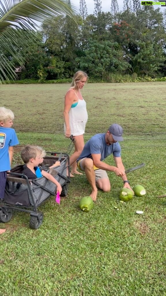 Bethany Hamilton Instagram - Coconuts are a family fav!!!😋🥰 Sustainability shopping and cash back at @pricedotcom 🤗☀️ There are always ways to save! And you can get cash back on things you are already buying! Stoked to be working with @pricedotcom 🤙🏽