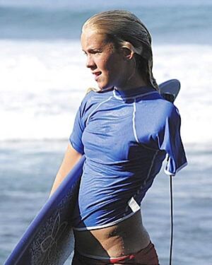 Bethany Hamilton Instagram - Two weeks before I lost my arm, I remember praying with my mom for my life to have purpose. I wanted my life to honor God.

Since then, God brought me on a journey of learning to push through some of the hardest challenges and accomplish some crazy fun things! He used this wild and devastating experience to give me a neat platform to share my story and be a reminder that we all can overcome.

I really cherish being an encouragement to so many people, but especially for teenage girls in particular because I remember how hard it was for me - and that was before technology and social media has blown up in the way that it has! When times became rough, and especially when I lost my arm, I was able to lean on my mom who encouraged me to trust in the Lord.

It is this incredible relationship with my mom and my hope to equip the younger generation with skills to make positive life choices that inspired my @ohanaexperiences Mother Daughter 90-day mentorship program. I believe that one of God’s greatest gifts to us is our mom as a mentor in our lives. My hope is that when the daughters are going through something hard, they can openly trust their mom and confide in them.

The ’Ohana Program is an opportunity to be personally mentored by me and to learn from incredible experts on essential topics geared towards strengthening girls, moms, and the mother-daughter bond. You also make sweet friendships with other moms and girls, grow in your faith, spend 4 days with me in Hawaii, and have a TON of fun!

I would love to join more mothers and daughters out there in strengthening their relationship and life overall. There’s just a few spots left in my January to Spring program and this is the ONLY ‘Ohana program my team will be doing in 2023. Link in bio to learn more and claim one of the last remaining spots! #BHOhanaExperience #OhanaExperiences
