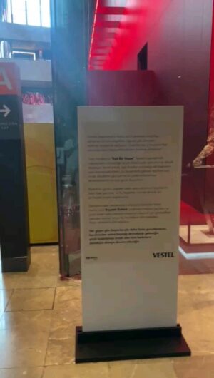 Beyazıt Öztürk Instagram - Milli gururumuz  VOLEYBOLCU KIZLARIMIZ için teşekkür hediyesi :)) yıllar sonra ilk sergim:) PSM Zorlu'da:)))