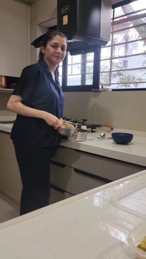 Bhagyashree Instagram - Cooking time!
Himalayji ki favourite dish! Bahut simple dish hein.. jisme main ingredient pyaar hein.. kyo ki unhe swaad ke anusaar turant pata chalte hein ki kisne banaya hein.😅

Special tip:- Dahi khatta ho, toh swaad aur achha hota hein. Aur dhakaan lagane ke baad, slow flame par usse 10/12minute pakne dijiye taki aloo mein masale ka taste absorb ho jaye.

Yeh quick waali recipe try kar lijiye.. aur aakre(fluffed but crisp) phulke ke saath khaiye.. aur bataiye kaise laga.

#homecooked #cooking #aloo #homerecipes #recipe #kitchen #cookingathome #quickrecipe
Kitchen by @shirkeskitchenplatinoseries