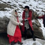 Bhagyashree Instagram – Winter weekend memories!!!

Wanna go back to Kashmir!! There is nothing more energizing than breathing in the crisp fresh air. Mind berift of any thought except the gratitude of the serenity around. Truely fortunate to have had multiple experiances there.. tho its never enough….😅

#weekendvibes #kashmir #incredibleindia #winterfeels #snow #gratitude #lovefornature #loveithere #naturalbeauty @kiranbawaofficial