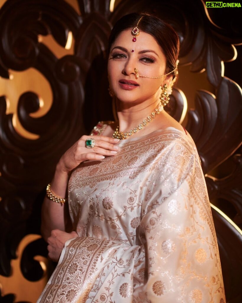 Bhagyashree Instagram - Chaandaniya chamkegi ! #indianweaves #dressedup #benarasisaree #sarilove #saree #traditional #marathimulgi #awardfunction 📷 @mirajverma_photography Stylist - @roshni0819 Outfit - @jarierabanaras × @pixelpulsepr