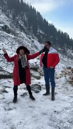 Bhagyashree Instagram - Thandi thandi pawan, mein aur mera sajan🤪... cheesy na?
Happy Anniversary Love !

#hubbynme #anniversary #forevermine #foreverwalalove❤️