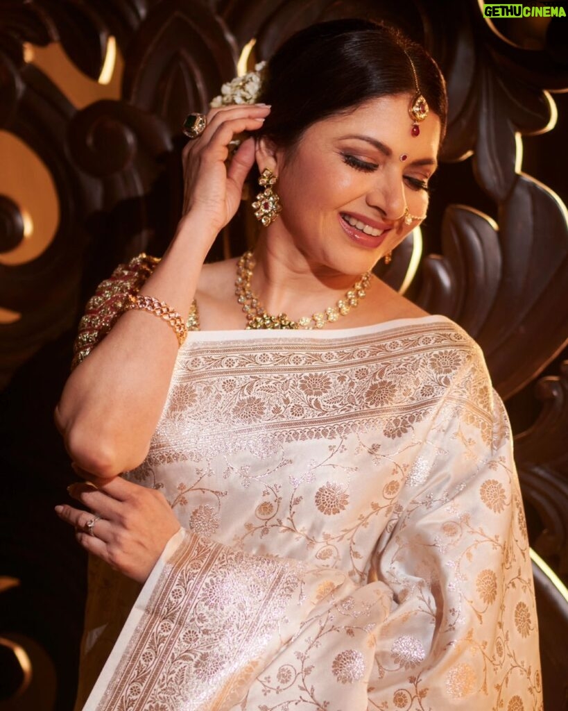 Bhagyashree Instagram - Chaandaniya chamkegi ! #indianweaves #dressedup #benarasisaree #sarilove #saree #traditional #marathimulgi #awardfunction 📷 @mirajverma_photography Stylist - @roshni0819 Outfit - @jarierabanaras × @pixelpulsepr