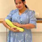 Bharti Singh Instagram - @raghubir_y ji ne apne Phulera ke Khet se Ekdam Taazi Lauki bheji hai mere liye 🥺 Batao kya banaya jae Iss lauki se? #PanchayatOnPrime #SelfieWithLauki @primevideoin #Collaboration