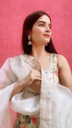 Bhavika Sharma Instagram - Recreate your fav dialogue from the K3G movie
#20yearsofk3g #rewindreels #reels