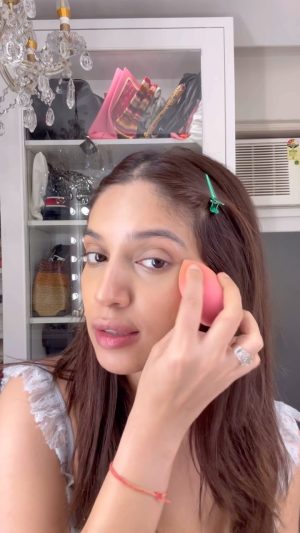 Bhumi Pednekar Instagram - My under 5 minutes makeup routine :) 

@maccosmeticsindia 
Listing some of the products used.
Skin Prep - Hyper Real Serumizer
Contour - Sun Struck Mac Bronzer - Medium Rozy
Complexion - Strobe Dewy Skin Tint in the shade medium 4
 Studio Radiance Serum Powered Foundation in the shade NW 15
Concealed with Mac All Over Corrector Pen in the shade NC 37
Eyes- Connect In Colour eyeshadow palette, Embedded In Burgundy, shade Naked Lunch along with the Mac Stack Mascara.
Ended it with the Studio Fix Plus Spray.