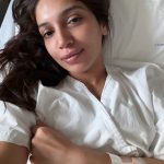 Bhumi Pednekar Instagram - Ek Dengue ke machar ne, mujhe 8 din ka massive torture de diya. But today I woke up feeling like a WOW, so I had to click a selfie. Guys be careful, cause the last few days were extremely tough for my family and I. Mosquito repellent’s are a must right now. Keep your immunity up. High pollution levels have most of our immunities compromised. Quite a few people I know have gotten dengue recently. Yet again ek invisible virus ne halat kharab kar di :) Thank you my doctors for taking such good care of me @hindujahospital @bajankhusrav #DrAgarwal Big shout out to the nursing, kitchen and cleaning staff that were so kind and helpful. Most of all Maa, samu and my Tanu ❤️ @sumitrapednekar @samikshapednekar @tanumourya745