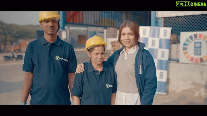 Bhumi Pednekar Instagram - Our #SafaiSaathis are invisible environmentalists, working tirelessly to keep our cities clean & healthy. @undpinindia National Advocate for #SDGs @bhumipednekar visited a waste management centre in #Delhi and saw waste segregation & recycling process ♻️. She interacted with Safai Saathis & encouraged people to segregate waste 🗑️🗑️. 📽️ Watch the highlights of her visit.