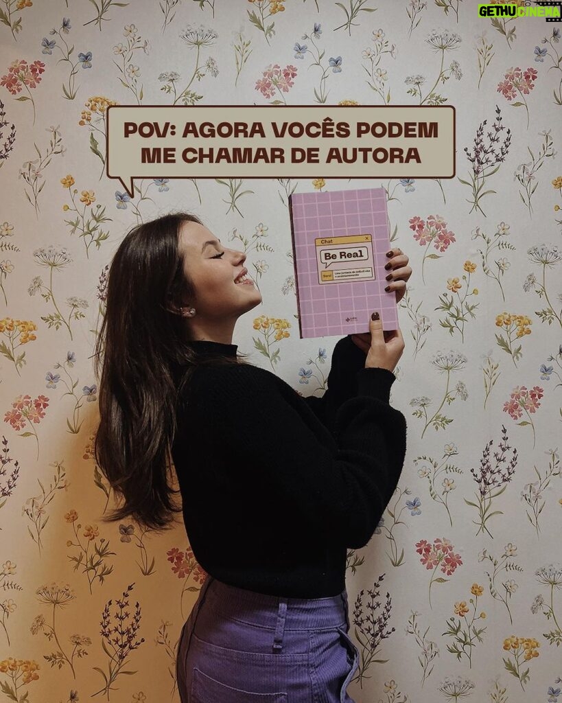 Bia Jordão Instagram - AUTORA? 🗣 é com imensa alegria que compartilho com vocês esse precioso projeto! 🥹 | influência e posicionamento são temas que o Senhor tem me ensinado e me levado a me aprofundar ao longo desse ano. o nosso posicionamento como filha de Deus, sendo a imagem e semelhança d’Ele, é capaz de influenciar e alcançar muitas outras pessoas, levando elas a recalcularem a rota pra não seguirem o fluxo, mas sim irem contra a cultura deste mundo. foi para nos ajudar nesse processo que “Be Real: uma jornada de influência e posicionamento” foi escrito. vamos juntas ajustar o nosso foco ao lado de Cristo. assim vai ser mais fácil discernir se aquilo que vivemos e compartilhamos reflete o evangelho. bora nessa? 🤝🏼 🔗 link pra vocês adquirirem na minha bio