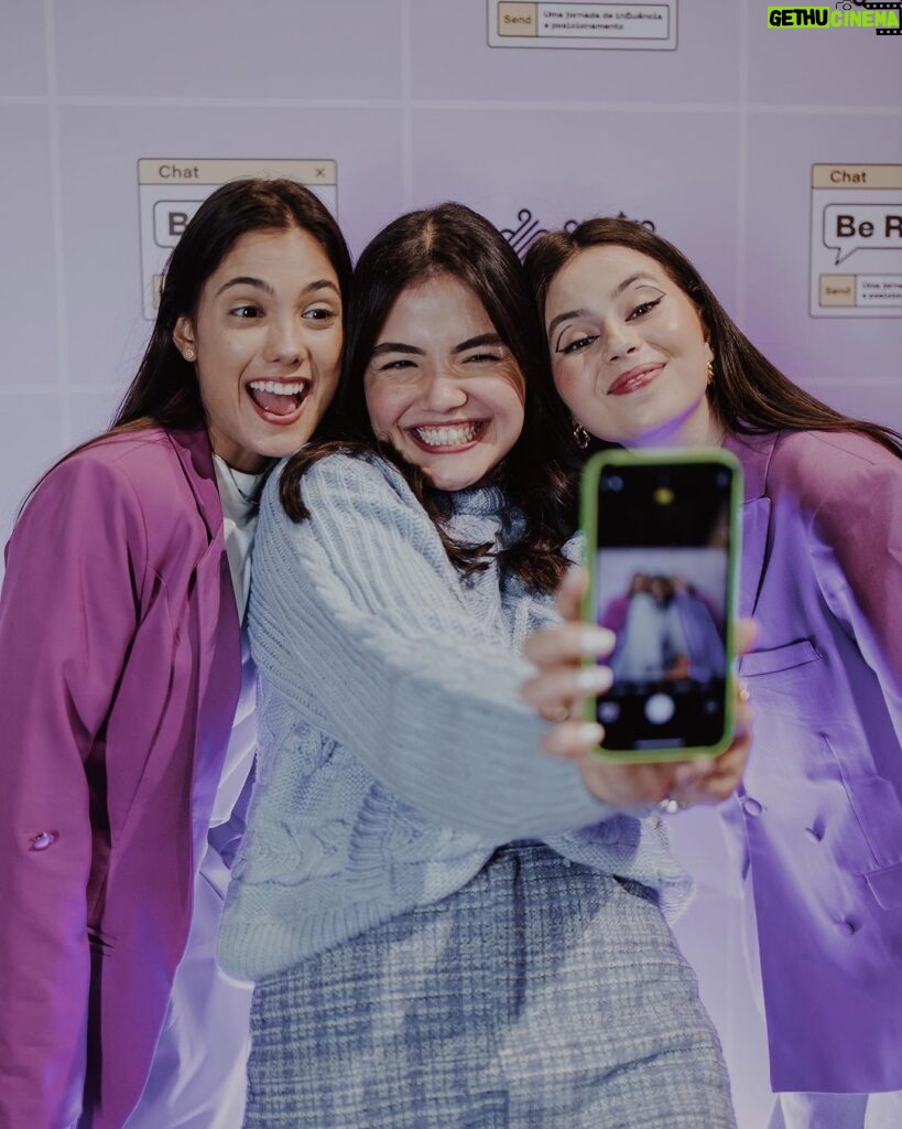 Bia Jordão Instagram - O “BE REAL” É REAL! 💜🗣 que privilégio ser uma das autoras desse livro. que privilégio é poder fazer parte daquilo que o Senhor preparou pra minha geração. que privilégio ver meninas, com os olhos brilhando, ansiando por mais de Deus. que grande privilégio tem sido, Senhor, poder caminhar debaixo de Sua graça. que privilégio! 🥹