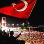 Bilal Hancı Instagram - Şehitlerimizi saygı ve minnetle anıyorum.Allah'tan tüm şehit yakınlarına sabır diliyorum...Bu bayrak inmesin ezanlar dinmesin...Ne mutlu Türk'üm diyene...#15temmuz 🇹🇷🇹🇷🇹🇷