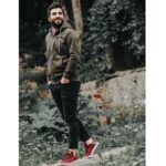 Bilal Hancı Instagram - Şu saçlarıma nasıl kıyacağım bilmiyorum sizce yakışır mı bana 3 numara saç ? Photo: @celalcanik