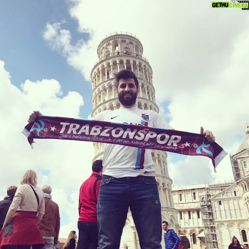 Bilal Hancı Instagram - Çılgın Hamsi İtalya da estiriyordu ona İtalyada Trabzon'du 👊🏻❤️💙 Leaning Tower of Pisa