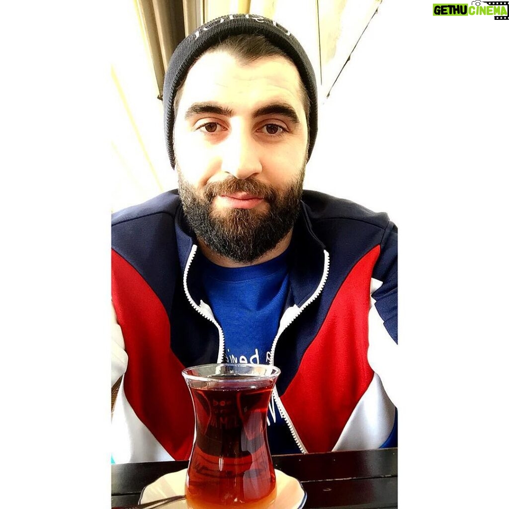Bilal Hancı Instagram - Çay vazgeçilmezim beee :)