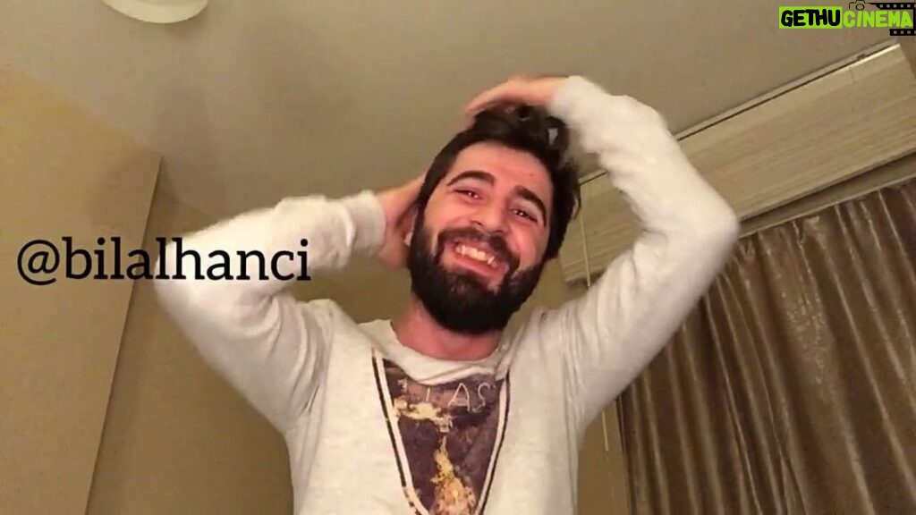 Bilal Hancı Instagram - Cevapsız Çınlama (Atarlı karadeniz cover) Haketti bu şarkı 😄 . . Kalbimde kırılmadık yer mi bıraktı Seviyorum dedi ama hep sıçtı batırdı Whatsappdan da yazmıyacağım tripteyim tripte Bırakın afkursun dursun(hav hav) köpeğim gibi...