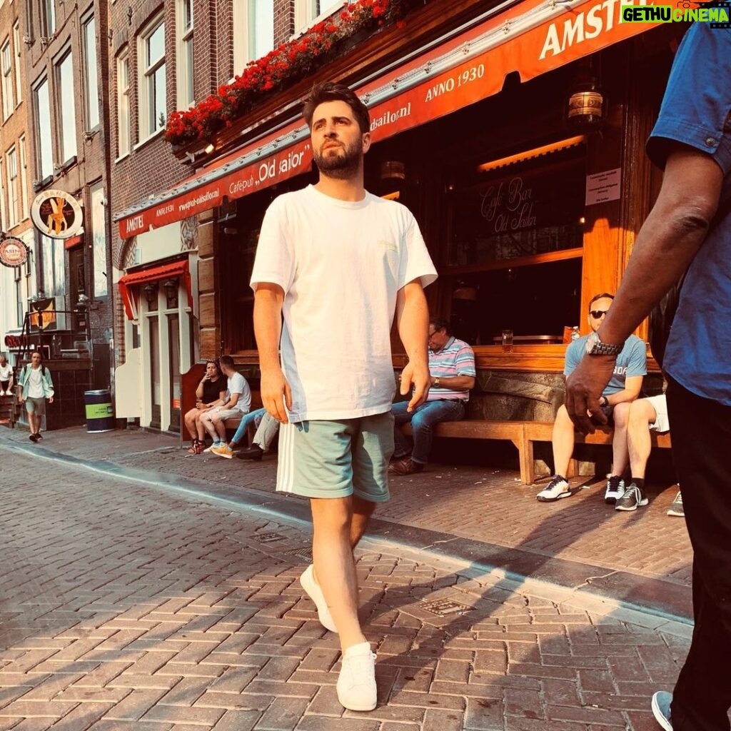 Bilal Hancı Instagram - Neyim ben amsterdama düşmüş bir fındık parçacığı mı ? 🙂 Amsterdam, Netherlands