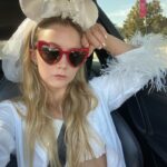 Billie Lourd Instagram - ❤️‍🔥👰🏼‍♀️❤️‍🔥#BBE #bigbridalenergy #featherweather #iheartheartsunglasses #blaséontheoutsideblessedontheinside