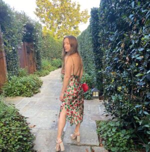 Billie Lourd Instagram - 🍓🌳🍓#parentsnightout means getting #dRuNkoffonedrink and forcing @avstenrydell to take pics of you #puttingyourlegup cause you put on #mascara for once in your life #souffleisbae #hunsmet4sunset