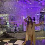 Billie Lourd Instagram - 🦵🏼👩‍❤️‍👨🦵🏼#parentsnightout means forcing @avstenrydell 2 take a bunch of #touristypics of you puttin your #legup #allovervegas and #runningdownupescalators (special shout out to GrandMa @aenclade and PopE @erickb310 4 hangin upstairs with the kid while we acted like kids) and yes I’m #doublefistingmilkbar #longestcaptionevergoesto Youth