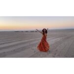 Billie Lourd Instagram - 🌅💉🌅 #whenthemodernahits #vaxcationnation #areboomerangsstillathing #askingforafriend #sunburntatsunset