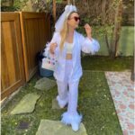 Billie Lourd Instagram - ❤️‍🔥👰🏼‍♀️❤️‍🔥#BBE #bigbridalenergy #featherweather #iheartheartsunglasses #blaséontheoutsideblessedontheinside
