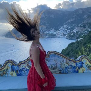Billie Lourd Instagram - 🌅💃🏻🌅#blaséontheoutsideblessedontheinside #positanheaux #boobfountain