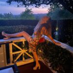 Billie Lourd Instagram - 🍓🌳🍓#parentsnightout means getting #dRuNkoffonedrink and forcing @avstenrydell to take pics of you #puttingyourlegup cause you put on #mascara for once in your life #souffleisbae #hunsmet4sunset