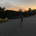 Billie Lourd Instagram - 🍓🌳🍓#parentsnightout means getting #dRuNkoffonedrink and forcing @avstenrydell to take pics of you #puttingyourlegup cause you put on #mascara for once in your life #souffleisbae #hunsmet4sunset
