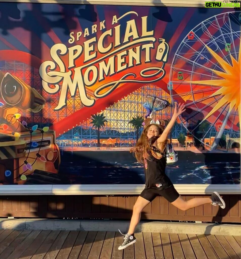 Billie Lourd Instagram - 🏰🎡🏰 #specialmoment #meatsweats #jerseyshore #riseoftheresistance #isthebestrideever #ohandofcourse #soarin #isaclosesecond #DISNEYLAND4EVER Disneyland- Where All Your Dreams Come True