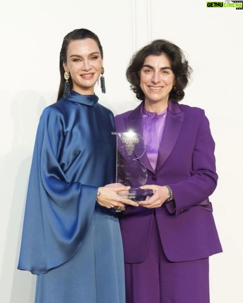 Birce Akalay Instagram - Many thanks to Harper's Bazaar Turkey for this marvellous night worthy of us. It was the most sincere and real ceremony I have attended for a long time. Thank you for honouring us with this special ceremony. See you next year. 🤍 Dün gece çok özel bir kadına ödül verme şerefine nail oldum. Kendisi Avrupa’nın ilk yapay kalp naklini gerçekleştiren doktorumuz gururumuz; Sayın Dilek Gürsoy. Diğer karelerde gördüğünüz güçlü ve öncü kadınları da tagliyorum.Siz merak edip bakarsınız artık. 🤍 Dün beni bu güçlü sahneye yakışır şıklığa ulaştıran canım arkadaşlarım. @gokaygundogdu @cananhzl @ibrahim.junior iyi ki varsınız. @harpersbazaarturkiye The Peninsula Istanbul