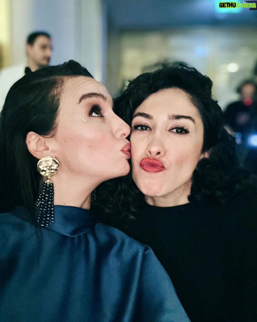 Birce Akalay Instagram - Many thanks to Harper's Bazaar Turkey for this marvellous night worthy of us. It was the most sincere and real ceremony I have attended for a long time. Thank you for honouring us with this special ceremony. See you next year. 🤍 Dün gece çok özel bir kadına ödül verme şerefine nail oldum. Kendisi Avrupa’nın ilk yapay kalp naklini gerçekleştiren doktorumuz gururumuz; Sayın Dilek Gürsoy. Diğer karelerde gördüğünüz güçlü ve öncü kadınları da tagliyorum.Siz merak edip bakarsınız artık. 🤍 Dün beni bu güçlü sahneye yakışır şıklığa ulaştıran canım arkadaşlarım. @gokaygundogdu @cananhzl @ibrahim.junior iyi ki varsınız. @harpersbazaarturkiye The Peninsula Istanbul