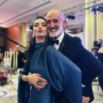 Birce Akalay Instagram – Many thanks to Harper’s Bazaar Turkey for this marvellous night worthy of us.
It was the most sincere and real ceremony I have attended for a long time. Thank you for honouring us with this special ceremony.
See you next year.

🤍

Dün gece çok özel bir kadına ödül verme şerefine nail oldum. Kendisi Avrupa’nın ilk yapay kalp naklini gerçekleştiren doktorumuz gururumuz;
Sayın Dilek Gürsoy. 
Diğer karelerde gördüğünüz güçlü ve öncü kadınları da tagliyorum.Siz merak edip bakarsınız artık.

🤍

Dün beni bu güçlü sahneye yakışır şıklığa ulaştıran canım arkadaşlarım.
@gokaygundogdu @cananhzl @ibrahim.junior iyi ki varsınız.

@harpersbazaarturkiye The Peninsula Istanbul