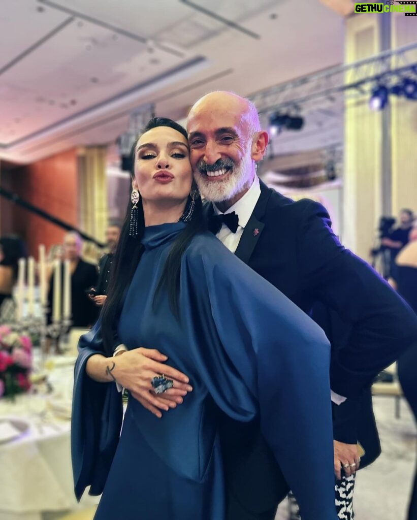 Birce Akalay Instagram - Many thanks to Harper's Bazaar Turkey for this marvellous night worthy of us. It was the most sincere and real ceremony I have attended for a long time. Thank you for honouring us with this special ceremony. See you next year. 🤍 Dün gece çok özel bir kadına ödül verme şerefine nail oldum. Kendisi Avrupa’nın ilk yapay kalp naklini gerçekleştiren doktorumuz gururumuz; Sayın Dilek Gürsoy. Diğer karelerde gördüğünüz güçlü ve öncü kadınları da tagliyorum.Siz merak edip bakarsınız artık. 🤍 Dün beni bu güçlü sahneye yakışır şıklığa ulaştıran canım arkadaşlarım. @gokaygundogdu @cananhzl @ibrahim.junior iyi ki varsınız. @harpersbazaarturkiye The Peninsula Istanbul