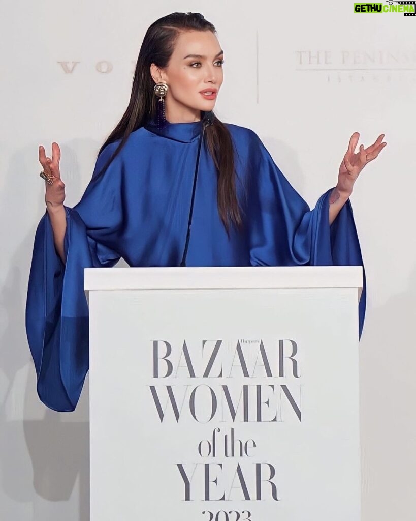 Birce Akalay Instagram - Many thanks to Harper's Bazaar Turkey for this marvellous night worthy of us. It was the most sincere and real ceremony I have attended for a long time. Thank you for honouring us with this special ceremony. See you next year. 🤍 Dün gece çok özel bir kadına ödül verme şerefine nail oldum. Kendisi Avrupa’nın ilk yapay kalp naklini gerçekleştiren doktorumuz gururumuz; Sayın Dilek Gürsoy. Diğer karelerde gördüğünüz güçlü ve öncü kadınları da tagliyorum.Siz merak edip bakarsınız artık. 🤍 Dün beni bu güçlü sahneye yakışır şıklığa ulaştıran canım arkadaşlarım. @gokaygundogdu @cananhzl @ibrahim.junior iyi ki varsınız. @harpersbazaarturkiye The Peninsula Istanbul