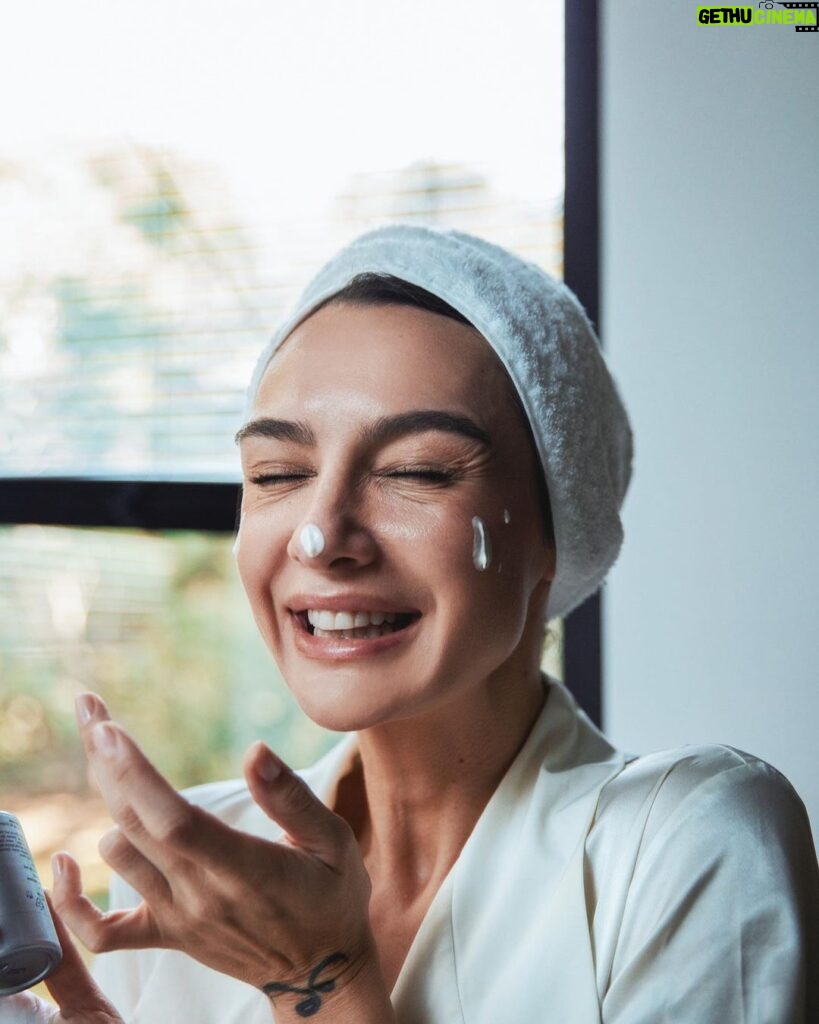 Birce Akalay Instagram - Herkese merhaba! Günlük cilt bakımının çok önemli olduğunu hepimiz biliyoruz. Karşınızda benim yaşlanma karşıtı cilt bakımı rutinim; 🔹 Tüm günün yorgunluğunu taşıyan cildimi geceleri Retinol Boost Gece Kremi'ni kullanarak nemlendiriyorum. 🔹 Ayrıca, her sabah ve gece yatmadan Retinol Boost Göz Kremi ile göz çevremi düzenli olarak besleyerek ince çizgilerimi azaltıyorum. Cildime gösterdiğim özenle kendimi her gün daha iyi ve ışıl ışıl hissediyorum. 🔹 Cilt bakımı rutinlerim bunlarla sınırlı değil elbette @neutrogenaturkiye ve beni takipte kalın. 💙