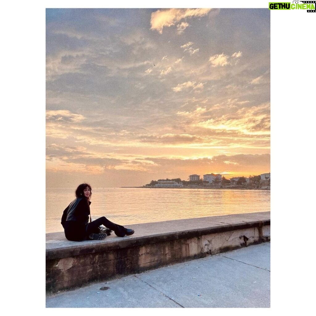 Birce Akalay Instagram - ______ i was walking by the sea, and i heard is calling me so I turned the good in me. 🫀