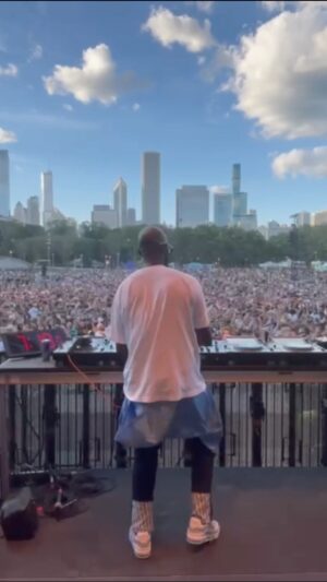Black Coffee Instagram - Chicago.
“The clouds “
V was there.🙏🏿♥️
@lollapalooza