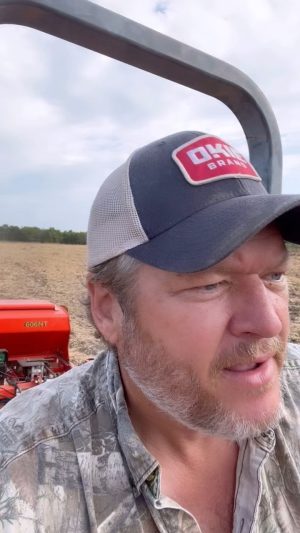 Blake Shelton Instagram - Got my old friend out of the barn today!!! It’s Kubota time people. Kubota time…. #kubota #farming