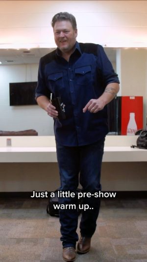 Blake Shelton Instagram - Just a little pre-show warm up..

#countrymusic #linedance #NoBody #BackToTheHonkyTonk #tour