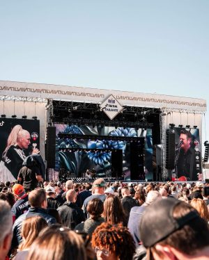 Blake Shelton Instagram - ahhh #TikTokTailgate what an incredible experience !!! i had such a fun time singing and dancing with u ✨ and performing Purple Irises for the first time with @blakeshelton 🎉🪻 WHAAT !! thank u @nfl + @tiktok :) now lets play some football 🏈 gx