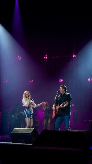 Blake Shelton Instagram - "Purple Irises" last week with @gwenstefani on the #BackToTheHonkyTonk Tour!!!!

#purpleirises #livemusic #tour